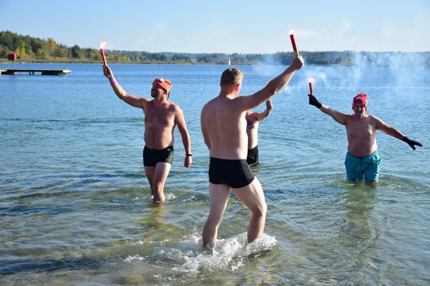 Jubileuszowa kąpiel morsów w Jeziorze Tarnobrzeskim na otwarcie nowego sezonu [ZDJĘCIA]  