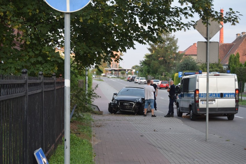 Kościerzyna, ul. Dworcowa (1.08.2022). 33-latek z gminy Kościerzyna szalał w audi. Wypadł z zakrętu, huknął w znak i ogrodzenie | ZDJĘCIA