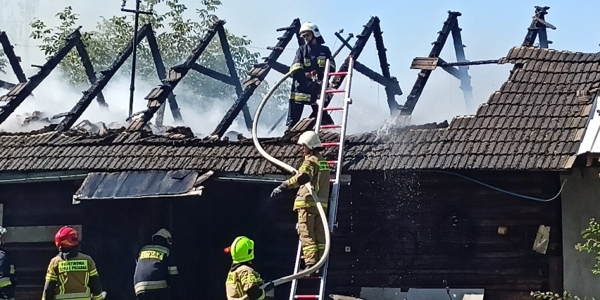 Pożar w podgorlickiej wsi. W ogniu stanął cały dach drewnianego domu. Dzięki szybkiej interwencji straży, ogień nie zagroził innym budynkom
