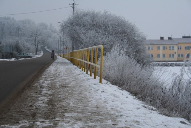 Sołectwo Gruczno zadbało o posypanie chodnika, ale piesi i tak  schodzą na jezdnię, bo wcześniej chodnik nie był odśnieżony.