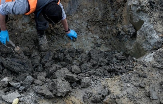 Makabrycznego odkrycia dokonali robotnicy pracujący przy rozbiórce pustostanu na terenie prywatnej posesji w Gorczynie pod Łaskiem. 

Czytaj więcej na następnej stronie
