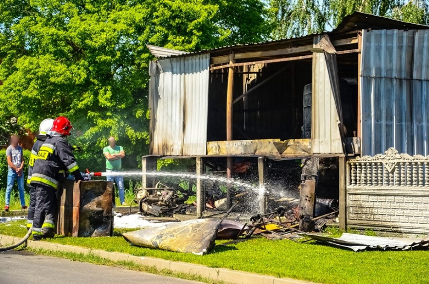 W Kotlinie zapalił się garaż z samochodem w środku. Z pożarem walczyły cztery jednostki [ZDJĘCIA]