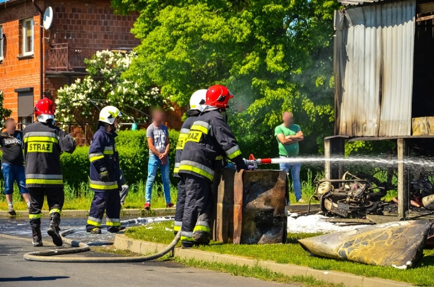 W Kotlinie zapalił się garaż z samochodem w środku. Z pożarem walczyły cztery jednostki [ZDJĘCIA]