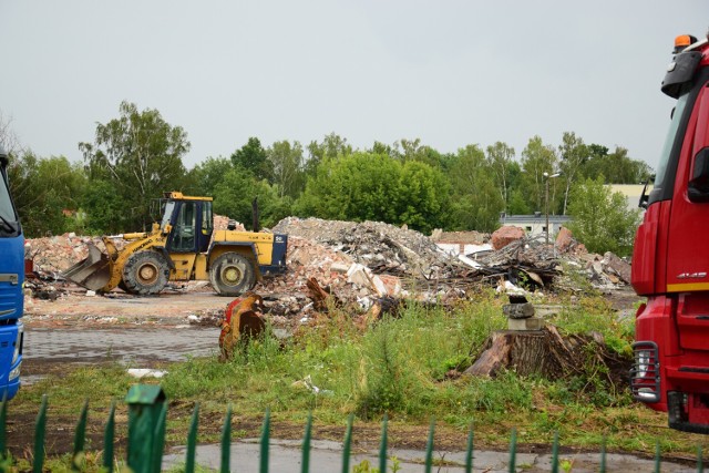 Gruzowisko w miejscu dawnego Państwowego Ośrodka Maszynowego przy ul. Klemensa Janickiego w Żninie. Rozbiórka ma zakończyć się w sierpniu 2022 roku.