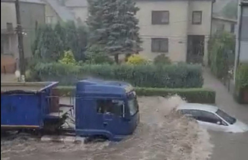 Nawałnica w Pszowie: zalanych kilkadziesiąt posesji, dróg,...