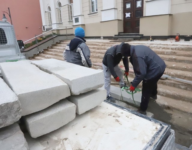 Gruntowny remont schodów zabytkowego budynku przy ulicy Żeromskiego 43/45 wymusiły względy techniczne.