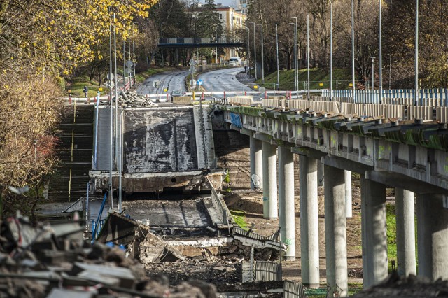 21 października, w trakcie odkuwania jednego z przęseł koszalińskiego wiaduktu, północna nitka konstrukcji zawaliła się m.in. na jezdnię - między jadące auta, chodniki i ścieżkę rowerową. Cudem nie do szło do tragedii.