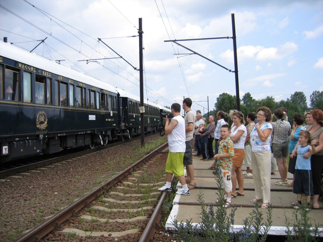 Mieszkańcy Opoczna na przystanku Opoczno Południe podziwiają słynny Orient Express, który przejeżdżał Centralną Magistralą Kolejową