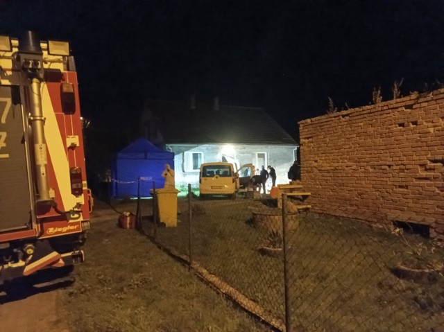 Makabrycznego odkrycia dokonano w Czernikach w gminie Stara Kiszewa. Mieszkańcy są wstrząśnięci. W piwnicy budynku znajdowały się ciała trzech noworodków.