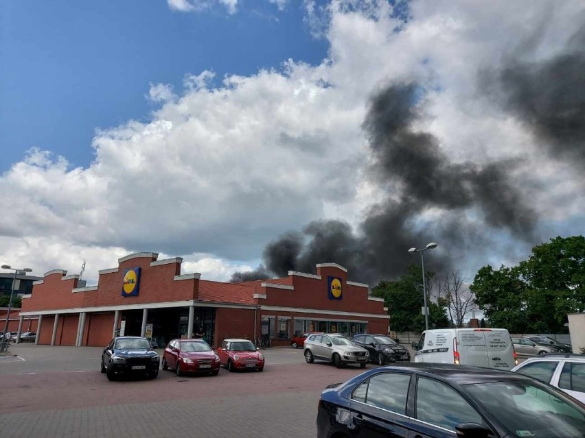 Pożar samochodu w Gdańsku Wrzeszczu 19.07.2021. Na miejscu straż pożarna. Zdjęcia