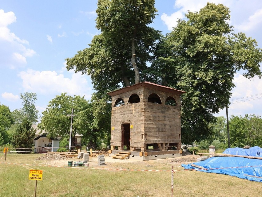 Płonka, dzwonnica kościelna – w trakcie remontu, po ustawieniu na nowych fundamentach i podwalinach, 2022 r.