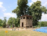 Pow. krasnostawski. Trwa remont dzwonnicy kościelnej w Płonce. Zobacz zdjęcia