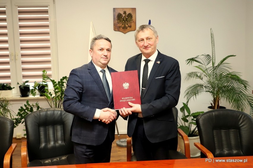 Podczas podpisania umowy. Od lewej: burmistrz Leszek Kopeć i...