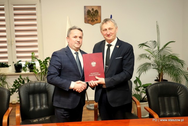 Podczas podpisania umowy. Od lewej: burmistrz Leszek Kopeć i wojewoda Zbigniew Koniusz