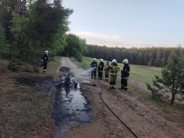 Strażacy z OSP Stara Kiszewa i Konarzyny gasili pożar elektrycznego quada.
