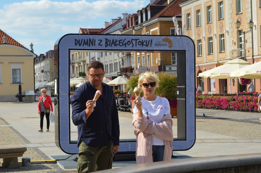 Tomasz Karolak i Małgorzata Kożuchowska w Białymstoku. Na Rynku Kościuszki kręcono jeden z odcinków Rodzinki.pl (zdjęcia) 