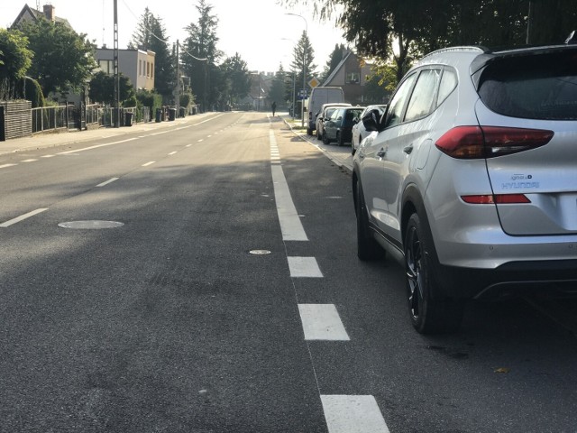 Problem z parkowaniem mają rodzice dzieci z przedszkola przy ul. Zygmunta Augusta w Słupsku. Zarówno rano, jak i popołudniu jest walka o miejsca parkingowe. Są nerwy i stres. Niestety, zdaniem urzędników, póki co nie da się tam utworzyć więcej miejsc postojowych.