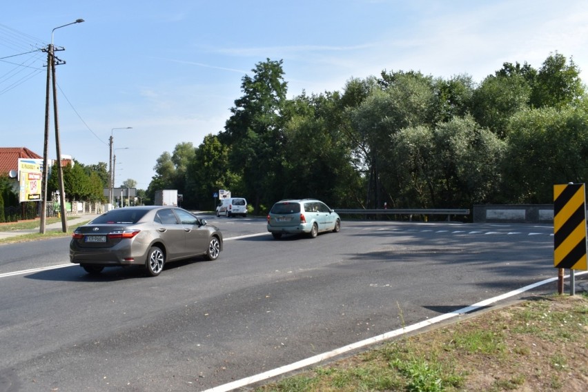 Skrzyżowanie z ul. Gubińską. W godzinach szczytu trudno...