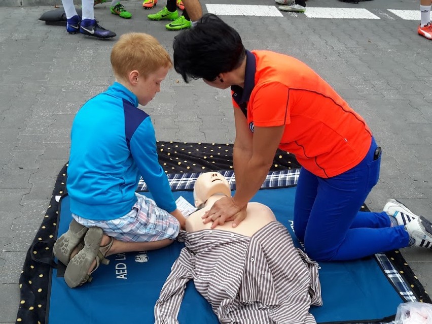 Kurs pierwszej pomocy przy stadionie miejskim w Tychach