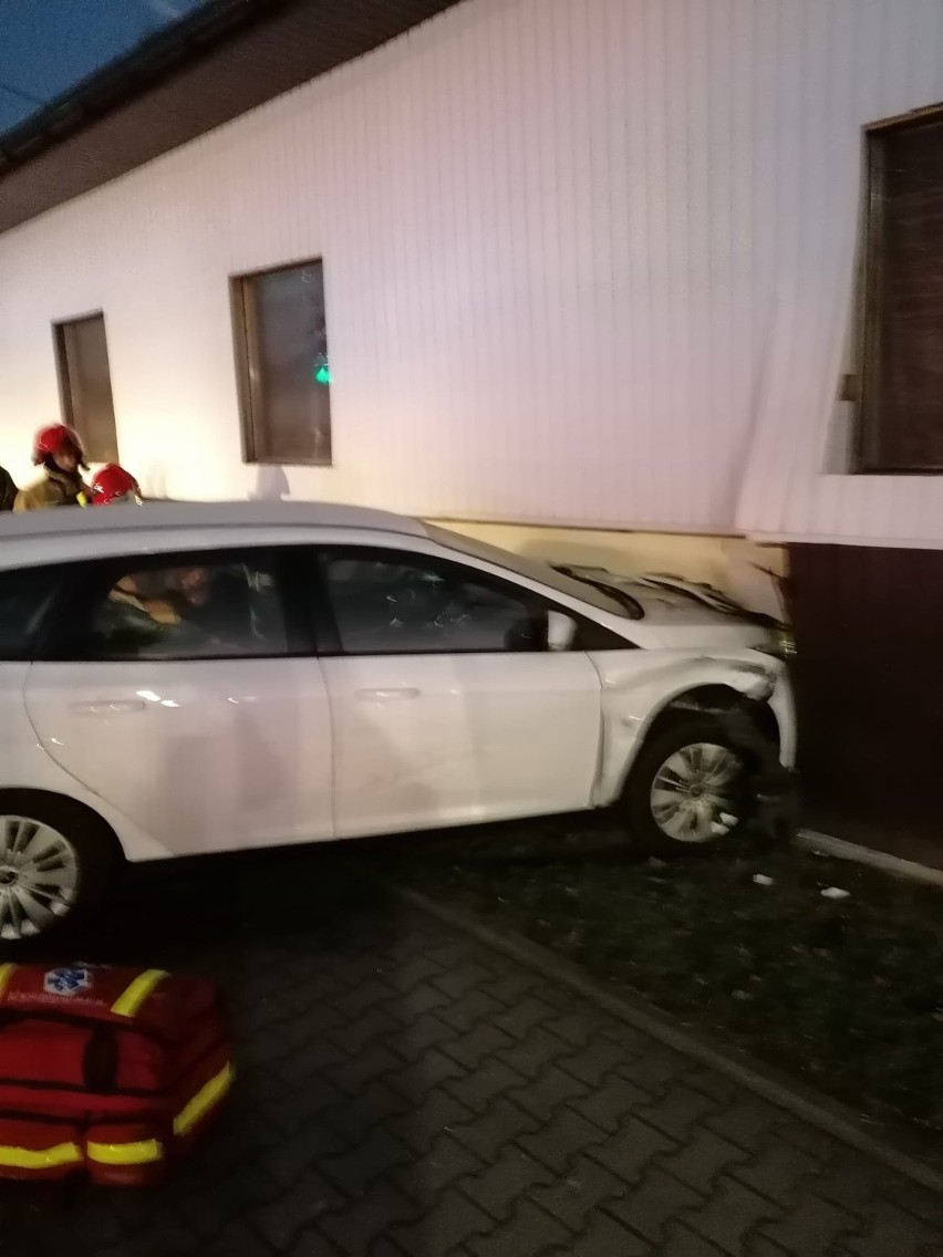 Samochód wjechał w sklep w wyniku wypadku trzech aut. Sprawca uciekł! ZDJĘCIA