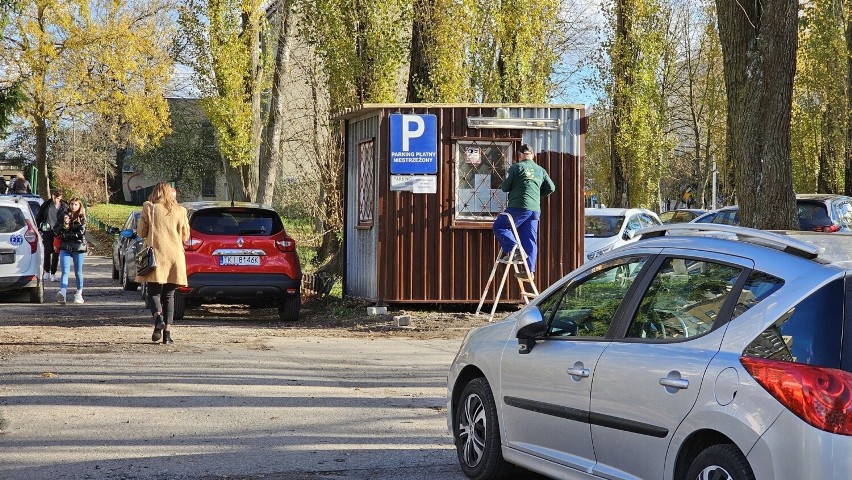 Miasto wprowadziło opłaty na dwóch parkingach osiedlowych w Kielcach. Mieszkańcy zbulwersowani 