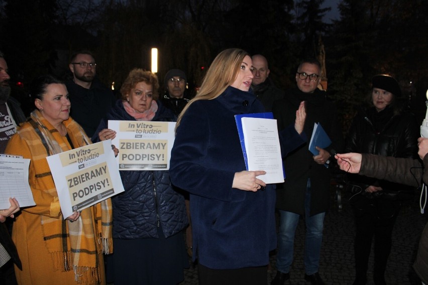 "TAK dla in vitro" w Radomsku. Akcja zbierania podpisów pod obywatelskim projektem ustawy. ZDJĘCIA, FILM