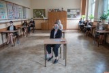 Egzamin ósmoklasisty 2020: Uczniowie i nauczyciele muszą mieć maski? Szkoły w Poznaniu przygotowują się do egzaminów