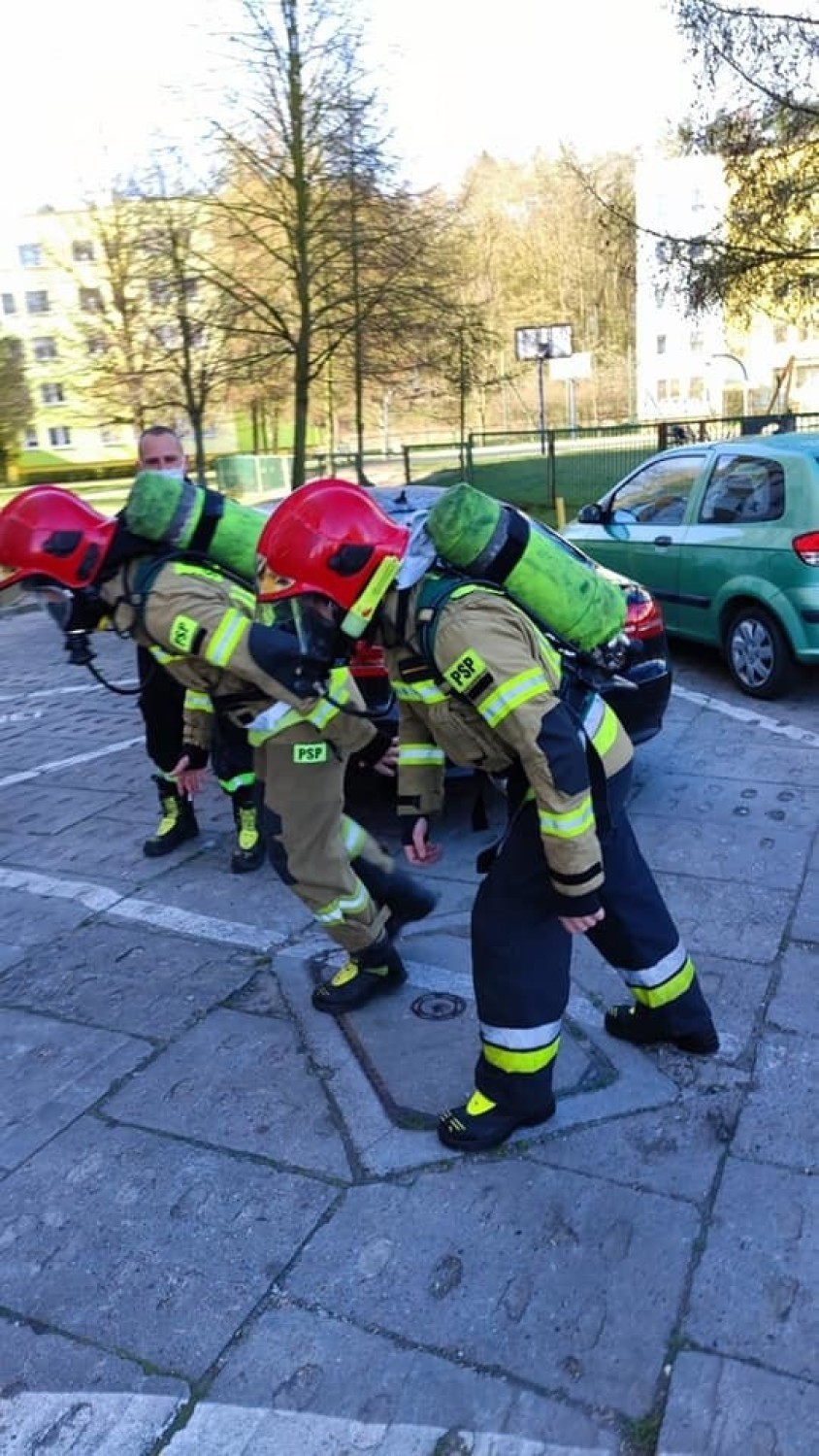 Strażackie zawody w Policach: z 30 kilogramami ekwipunku na dach wieżowca