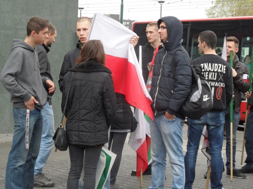Marsz narodowców w Sosnowcu. Krzyczeli "precz z Unią Europejską!" [ZDJĘCIA]