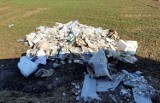 Policjanci z Prudnika zatrzymali 20-latka, który wywiózł na pole odpady budowlane. Okazało się, że był poszukiwany do odbycia kary więzienia