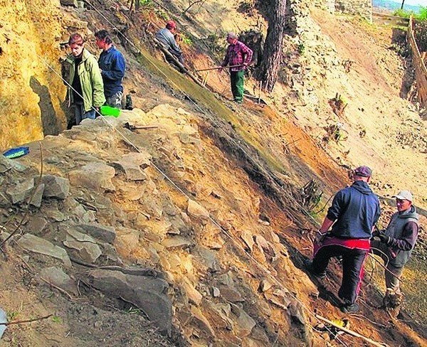 Archeolodzy podczas wykopalisk w ruinach zamku