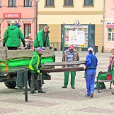 Ławki wracają na ulice miasta. Pracownicy zieleni miejskiej ustawiali ławki na rynku
