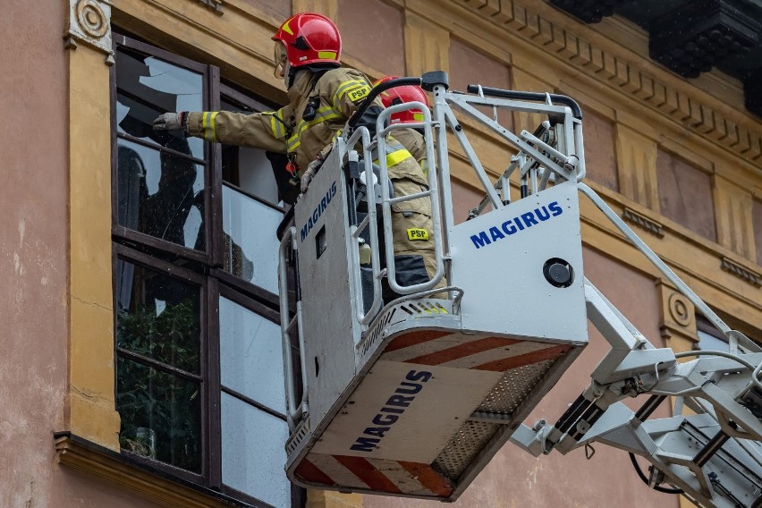 Na ul. Szpitalnej w Krakowie silny wiatr uszkodził okna