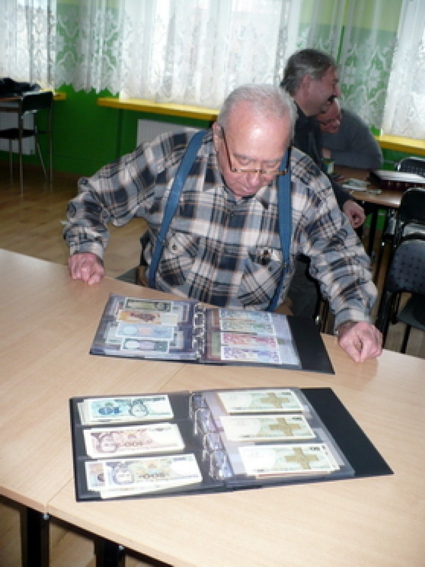 Spotkanie numizmatyków w jednej z łomżyńskich szkół