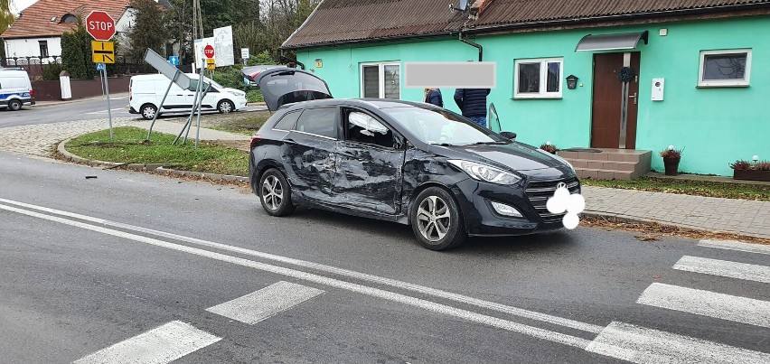 Zderzenie dwóch aut w Kiszkowie. Na miejsce przyjechała straż i policja