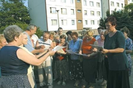 Danuta Zaborowicz (z lewej), Aleksander Maj i Wacław Janikowski (obaj w środku) naradzają się z mieszkańcami wspólnoty. Fot: Olgierd Górny