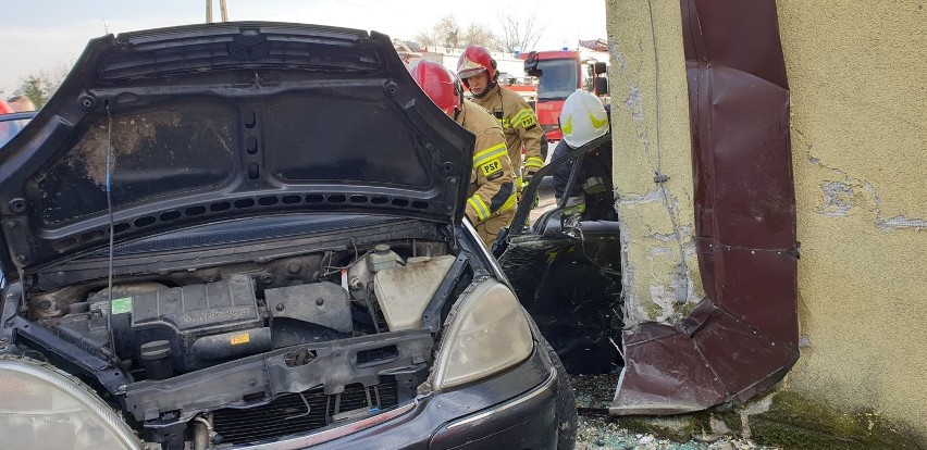 Wypadek w Książu Wlkp. Kobieta wjechała w budynek