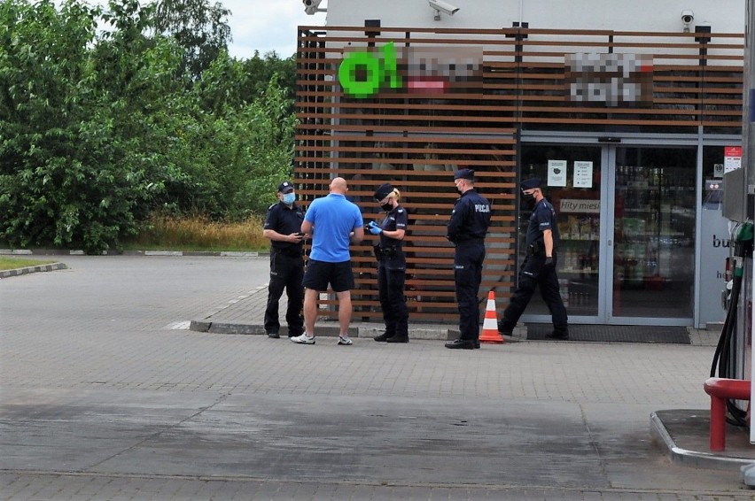 Bytowscy policjanci wręczyli 12 mandatów za brak maseczek ochronnych w sklepach i stacjach benzynowych