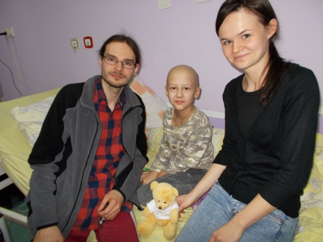 Marta Świerguła (w środku) z przedstawicielami Fundacji Mam Marzenie na dziecięcym oddziale onkologicznym w szpitalu w Katowicach - Ligocie. Wspólnie ustalili, jakie spełnić marzenie