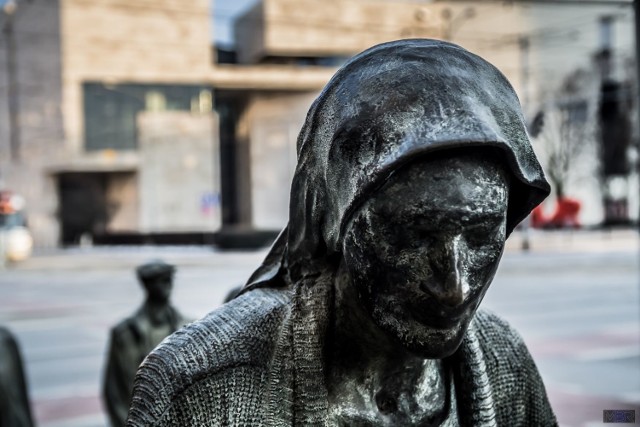Pomnik Anonimowego Przechodnia to czternaście odlanych z brązu postaci naturalnej wielkości, stojących po obu stronach ulicy Świdnickiej w miejscu, w kt&oacute;rym krzyżuje się ona z ulicą Piłsudskiego