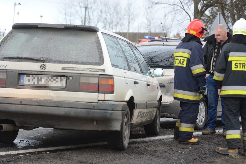 Zderzenie dwóch samochodów w Świerkocinie. Jedna osoba trafiła do szpitala [zdjęcia]
