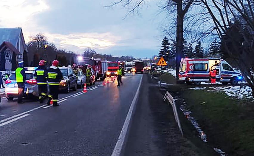 Dwa sądeckie samochody rozbite w wypadku na DK 75 w Tworkowej. Jedna osoba w szpitalu