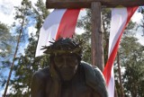 Pomnik Chrystusa Frasobliwego, dzwon pamięci i krzyż upamiętniają ofiary Obławy Augustowskiej