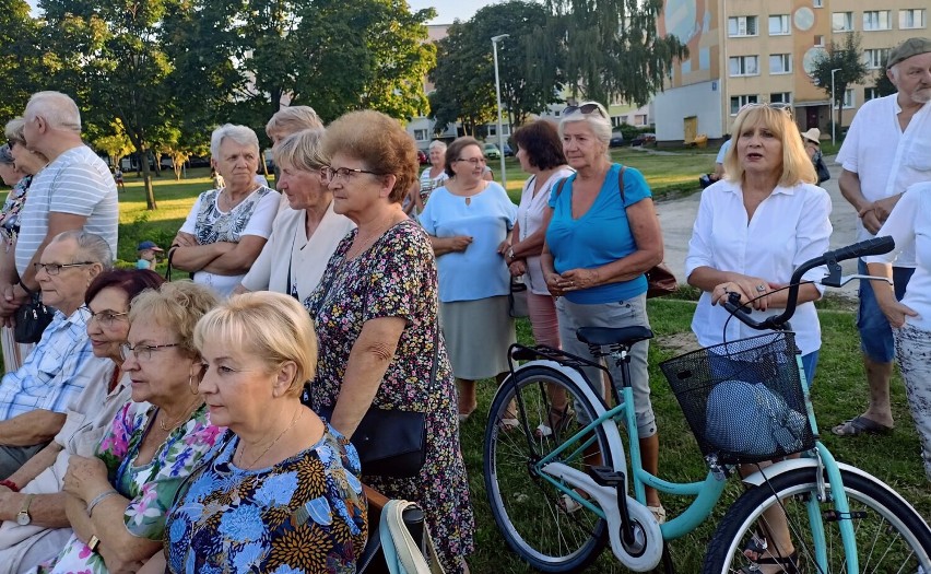 Klub Seniora "Ustronie" koncertuje przy niedawno oddanych do użytku tężniach na osiedlu Widok