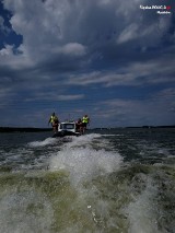 Policjanci wodniacy ratowali pływających na rowerach wodnych w Poraju FOTO 