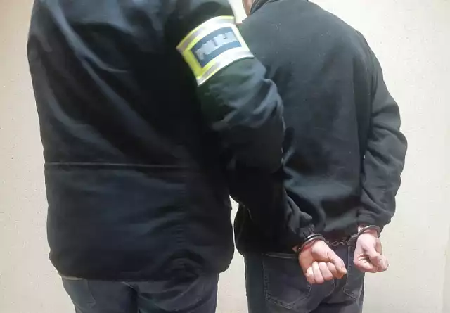Kryminalni z Otwocka zatrzymali 37-letniego włamywacza. Współpraca pomiędzy operacyjnymi, a śledczymi pozwoliła na postawienie mężczyźnie 9 zarzutów, w tym 8 dotyczących włamań na terenie powiatu otwockiego.