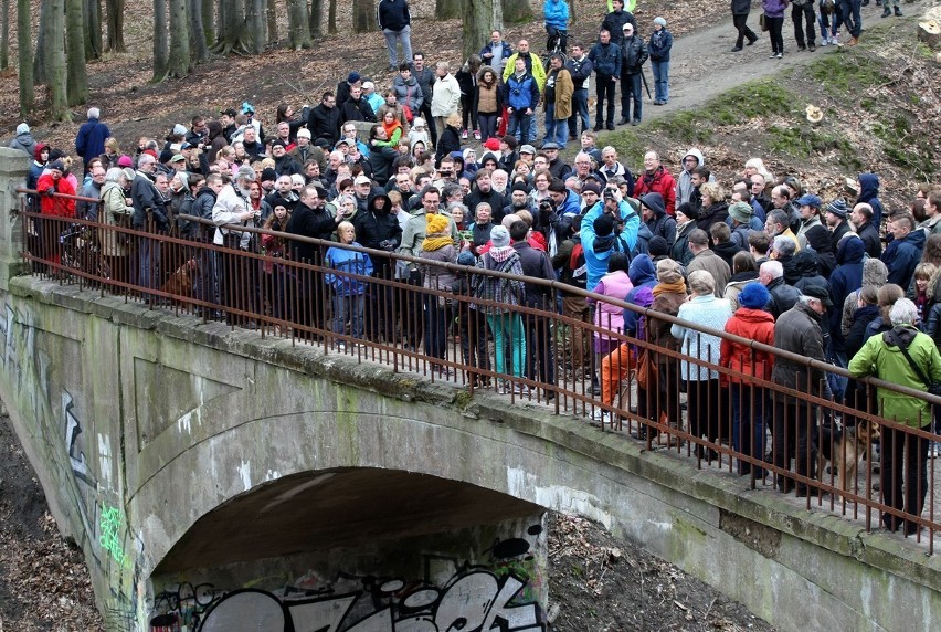 Pożegnanie mostku Weisera. Ponad 200 osób przy zabytku opisanym w książce Pawła Huelle