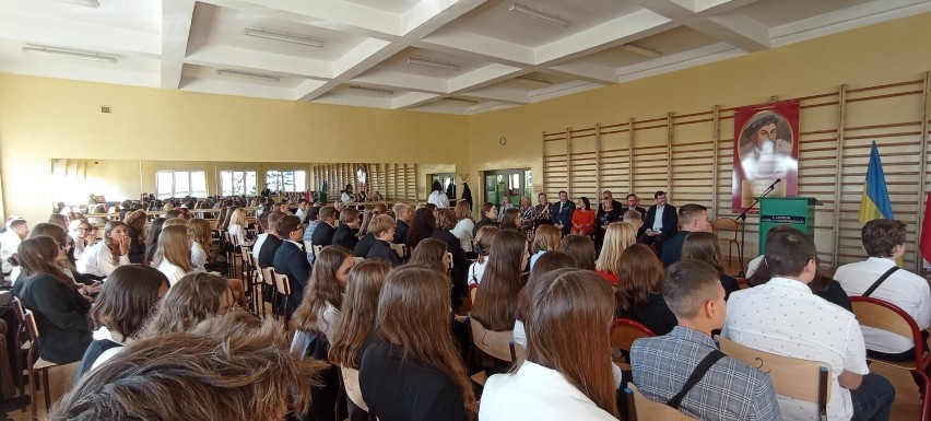 Dzień patrona szkoły i ślubowanie uczniów pierwszych klas w I Liceum Ogólnokształcącym imienia Mikołaja Reja w Jędrzejowie. Zobacz zdjęcia