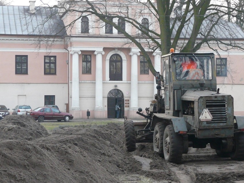 Równiarka przy złoczewskim magistracie