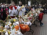 Wielkanoc 2016, święconka w parafii Władysławowo. Wierni przyszli z koszykami | ZDJĘCIA